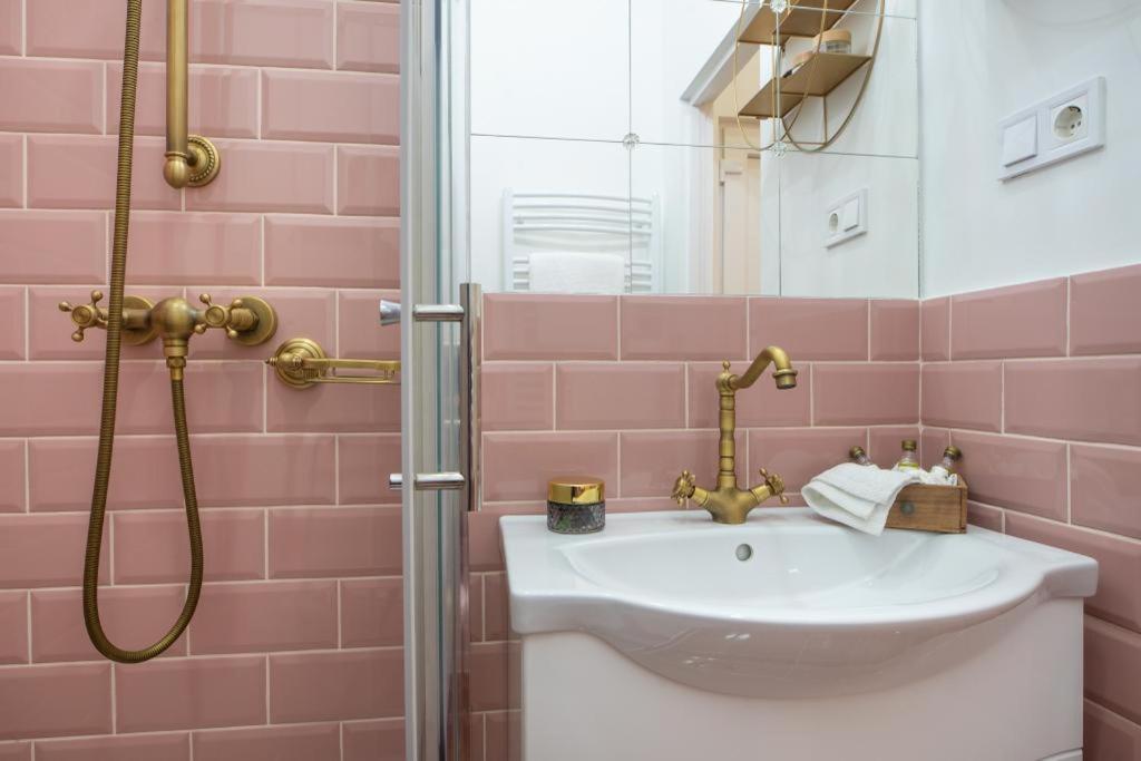 Regina Apartments On Kiraly Street บูดาเปสต์ ภายนอก รูปภาพ